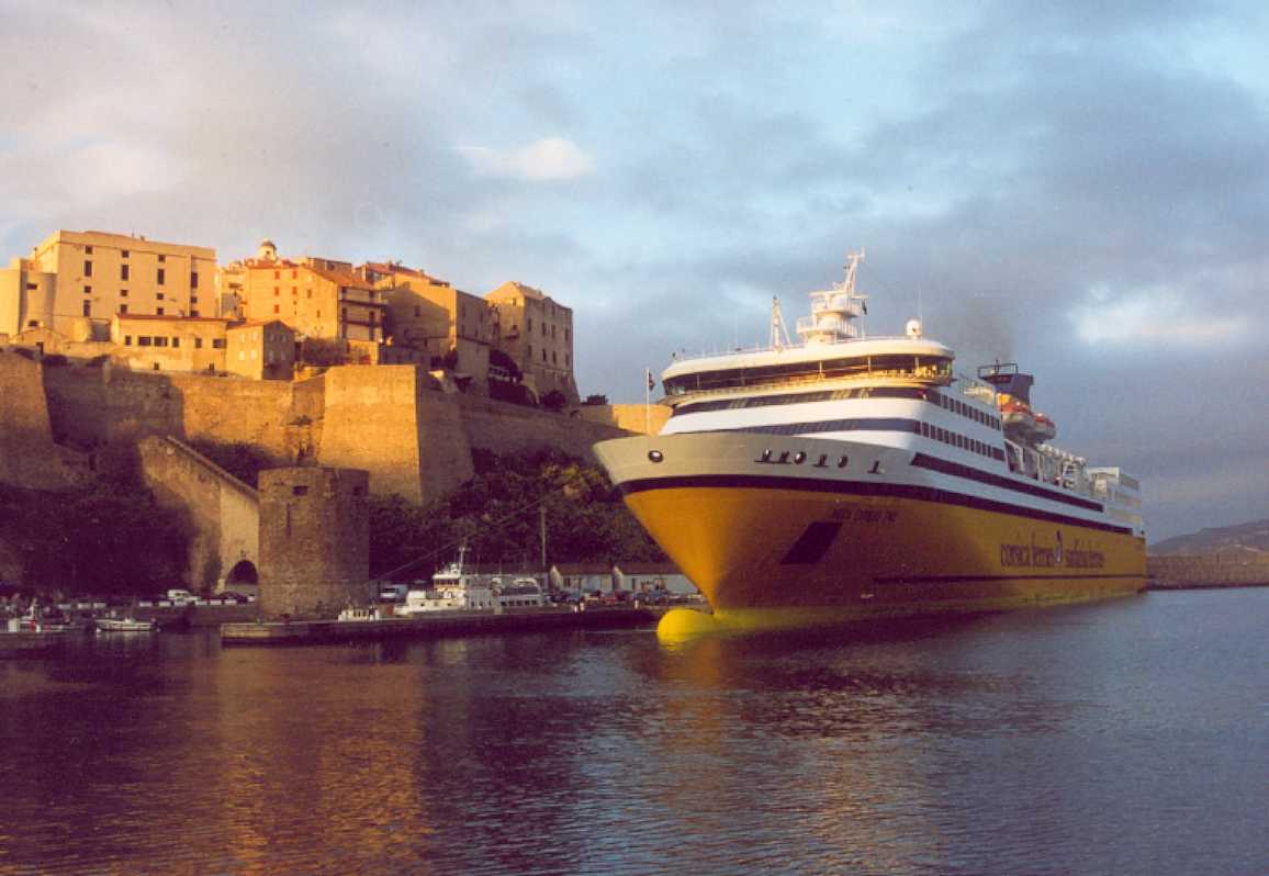 Le Mega Express Two &agrave; quai au port de Calvi, en partance pour Nice.