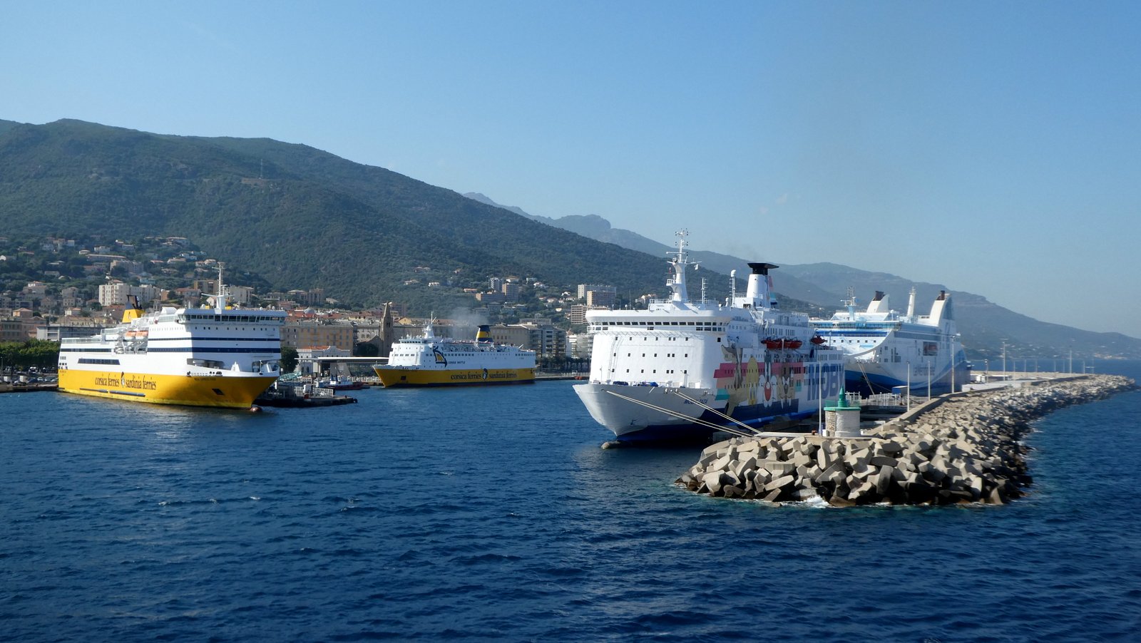 Le site actuel du port de Bastia, situ&eacute; au coeur de la ville. Photo : Romain Roussel (juillet 2018).