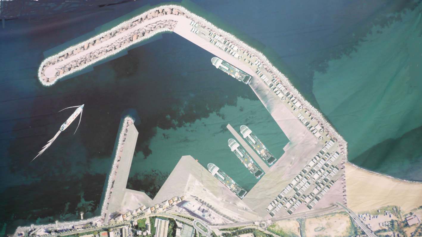 Vue d'artiste du projet de port &agrave; la Carbonite et de ses 7 postes &agrave; quai ; 4 sont occup&eacute;s ici par des navires similaires au Kalliste tandis que le Corsica Victoria est repr&eacute;sent&eacute; dans la passe d'entr&eacute;e du port.