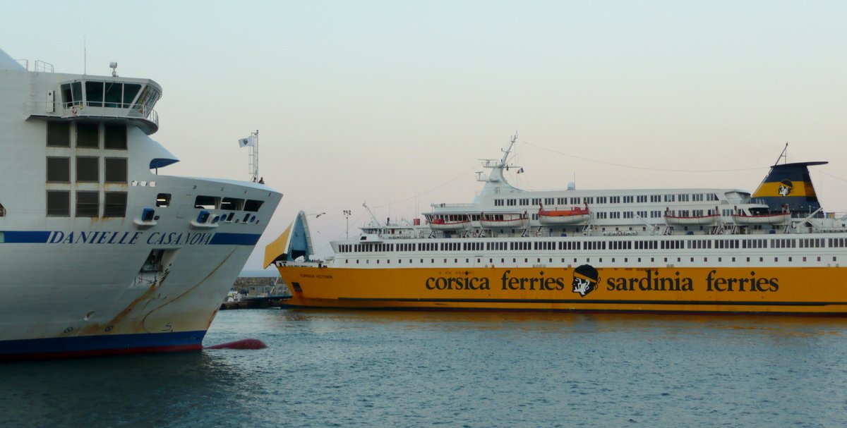 D&eacute;tails du Danielle Casanova de la SNCM et du Corsica Victoria de la Corsica Ferries, &agrave; Bastia, en ao&ucirc;t 2013 ; photo : Romain Roussel.
