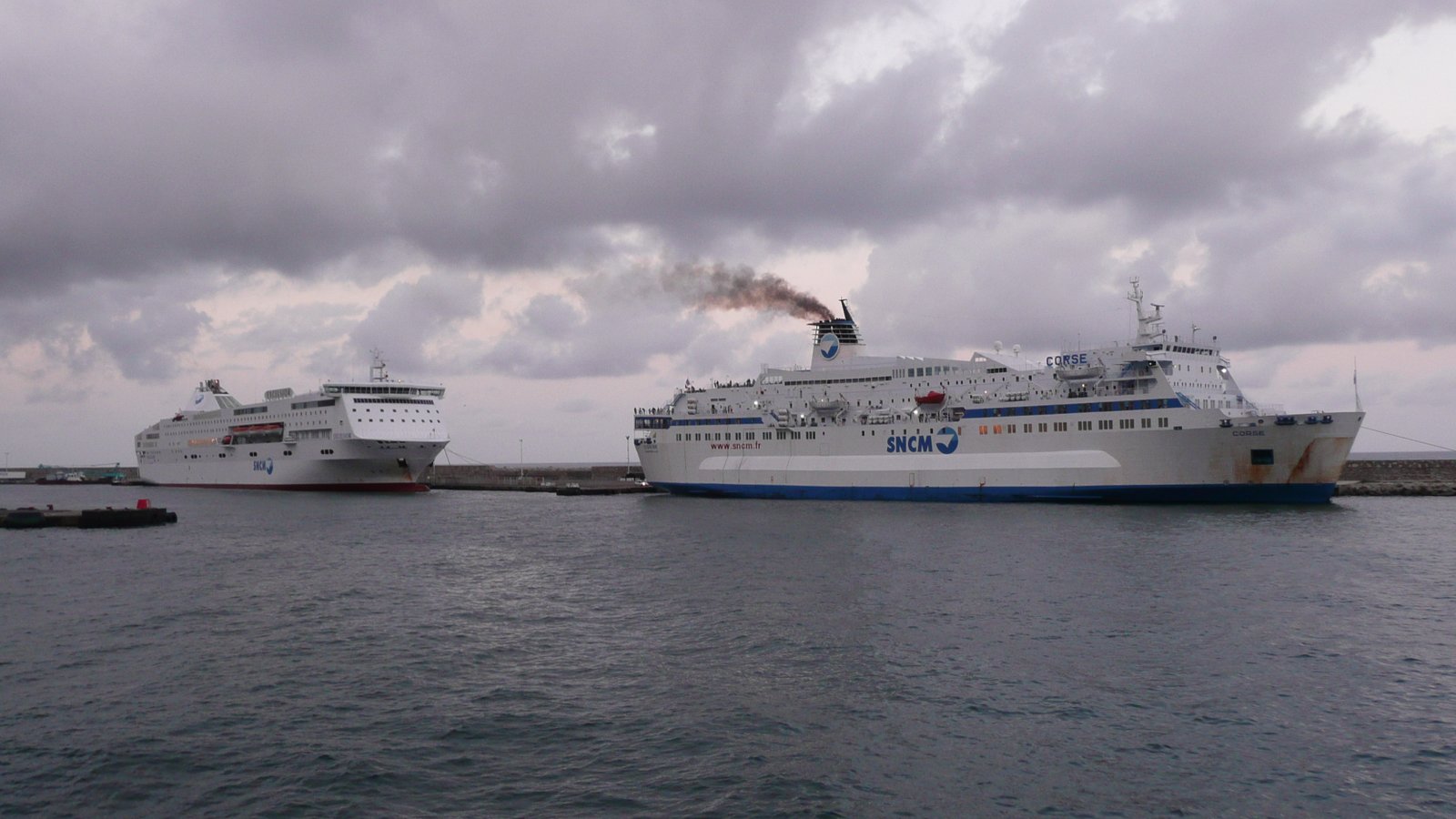 L'Excelsior et le Corse de la SNCM &agrave; Bastia, en ao&ucirc;t 2014 ; photo : Romain Roussel