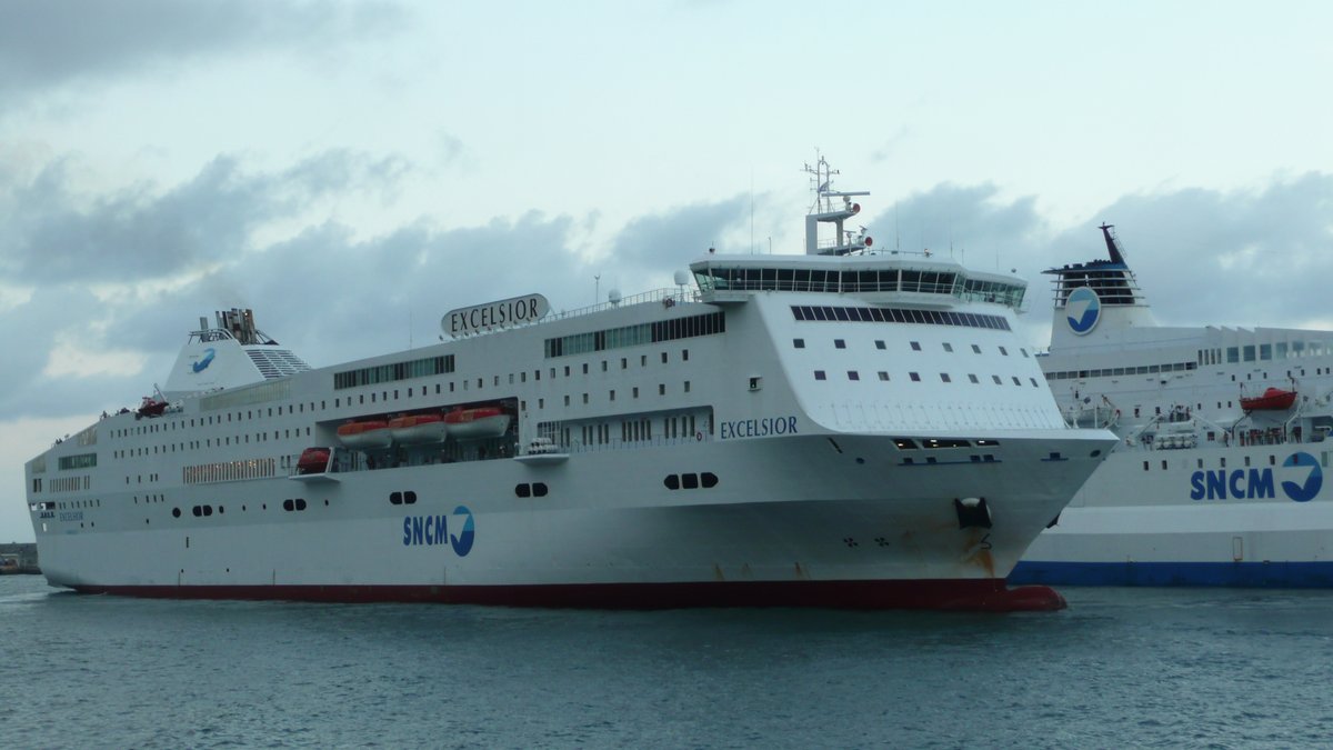 L'Excelsior passe devant le Corse, &agrave; Bastia en ao&ucirc;t 2014 ; photo : Romain Roussel.