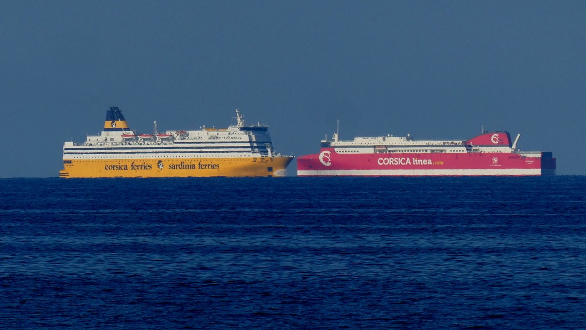 Le Mega Regina croise A Galeotta au large du Cap Corse en ao&ucirc;t 2026 ; photo : Romain Roussel