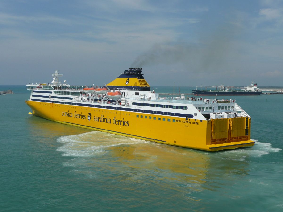 La manoeuvre d'accostage du Mega Express Three de la Corsica Ferries &agrave; Livorno, en ao&ucirc;t 2014. Photo : Romain Roussel.