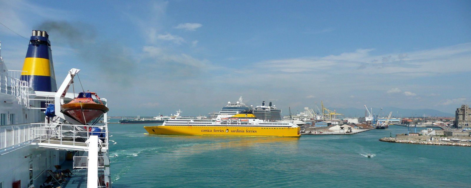 Le Mega Express Three manoeuvrant dans le port de Livorno, vu du Mega Smeralda, en ao&ucirc;t 2014 ; photo : Romain Roussel