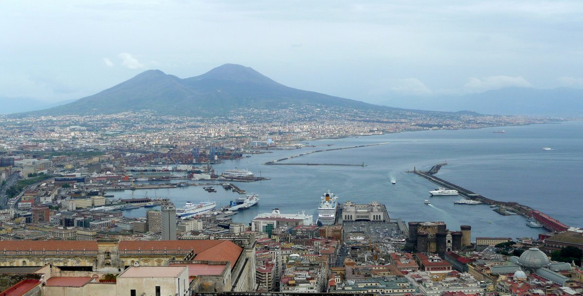 Vue g&eacute;n&eacute;rale du port de Napoli, depuis le Castel Sant'Elmo en avril 2014 avec, au dernier plan, le V&eacute;suve ; photo : Romain Roussel