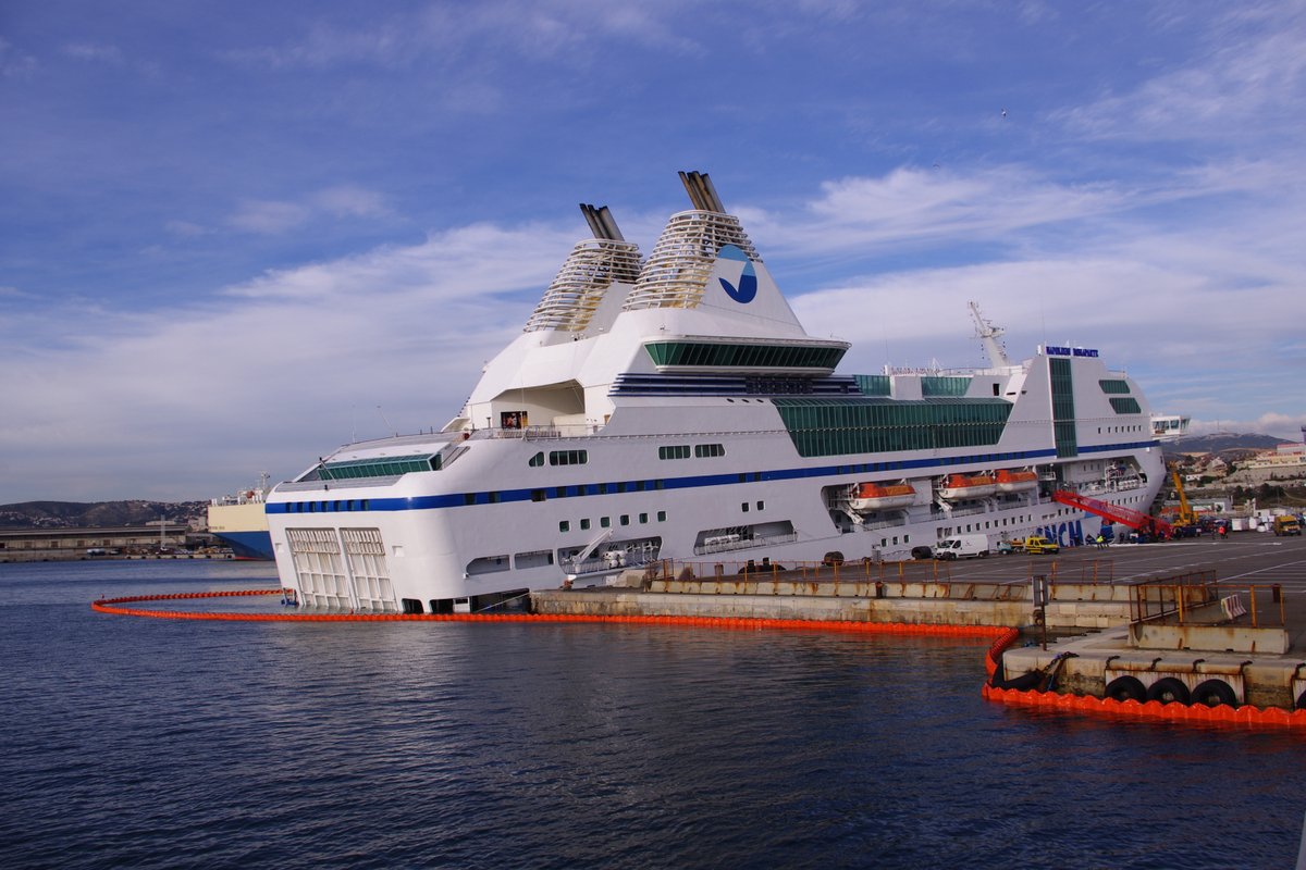Le car-ferry Napol&eacute;on Bonaparte de la SNCM, d&eacute;but novembre 2012 &agrave; Marseille suite &agrave; son accident ; photo : Alain Lepigeon.