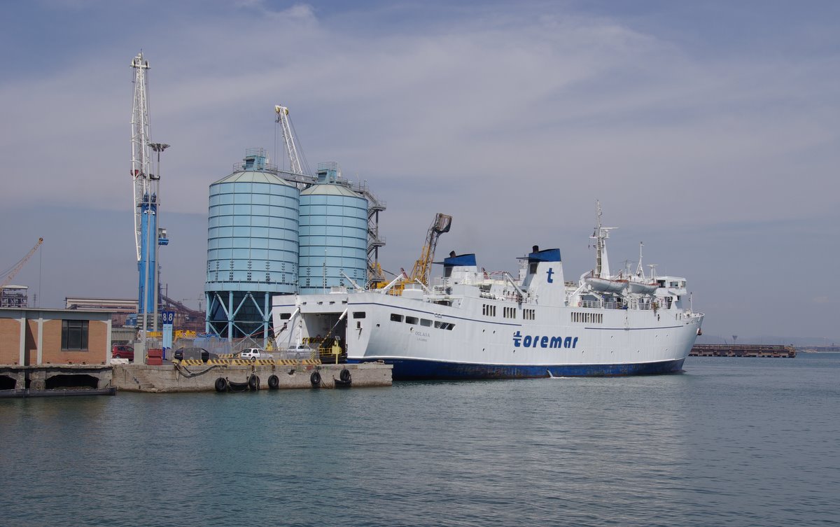 Le ferry Oglasa de la Toremar &agrave; quai &agrave; Piombino, en ao&ucirc;t 2009 ; photo : Janericloebe, visible sur le site Wikipedia