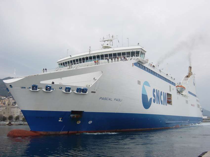 Le d&eacute;part du Pascal Paoli du port de Bastia en avril 2007.