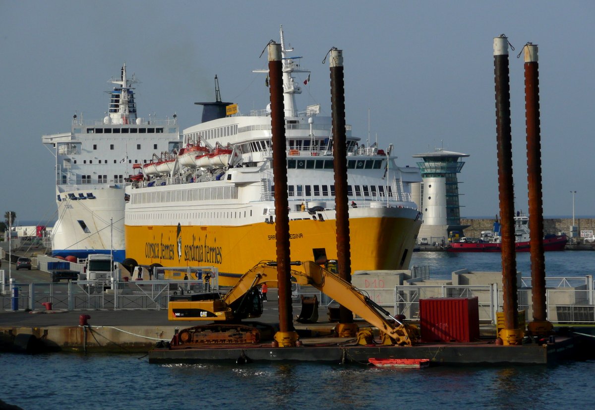 Les travaux au m&ocirc;le Sud d&eacute;but mai 2013 avec, en arri&egrave;re plan, l'accostage du Sardinia Regina et le Corse &agrave; quai
