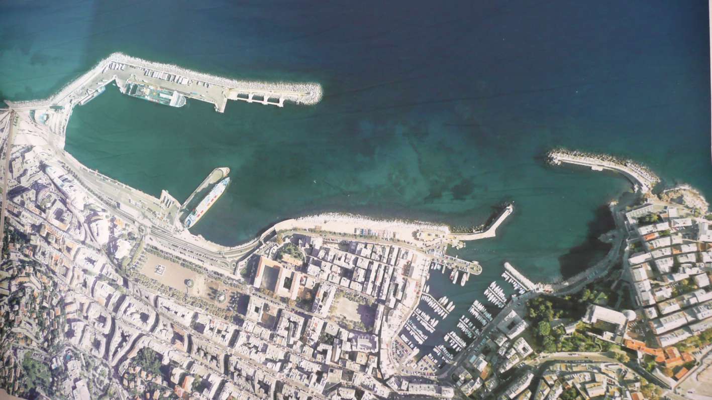 Photo satellite de l'actuel port de commerce de Bastia et du vieux port. A quai, de gauche &agrave; droite, les navires Link Trader, Kalliste et Corsica Victoria.