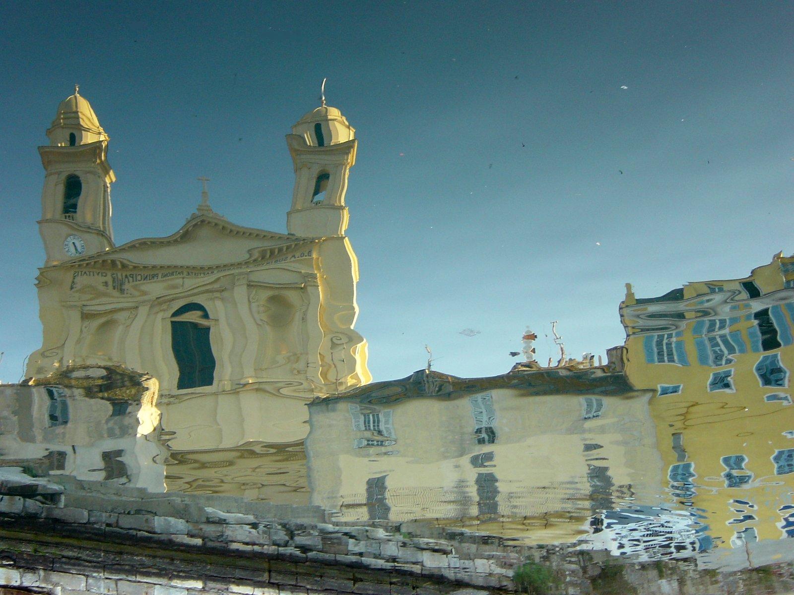 Reflet de l'&eacute;glise Saint Jean Baptiste dans l'eau du vieux port de Bastia, en avril 2007 : photo : Romain Roussel.
