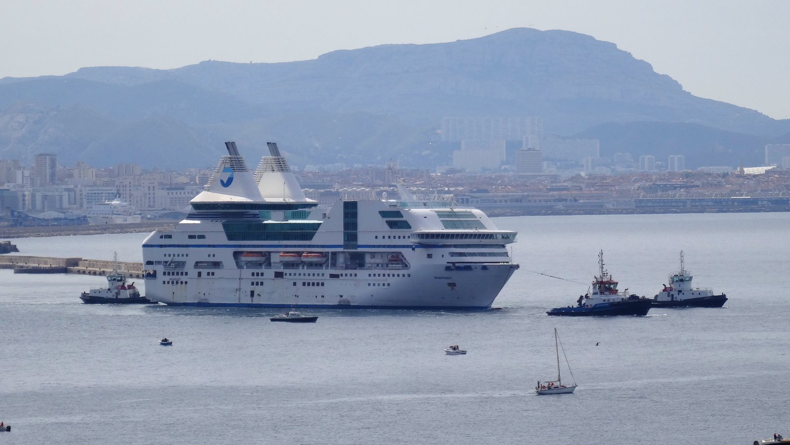 Le d&eacute;part, &agrave; la remorque, du Rhapsody, du port de Marseille, le 8 mai 2014 ; photo : Jean-Pierre Fabre.