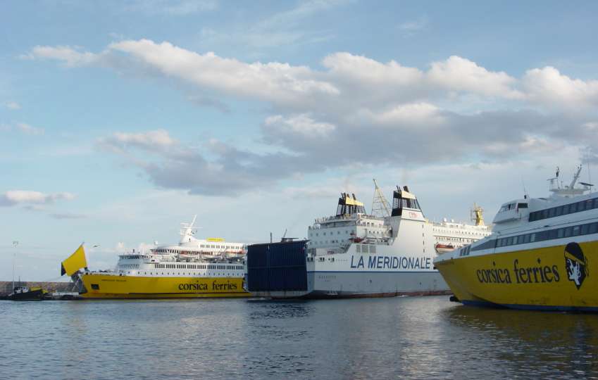Bastia, ao&ucirc;t 2006. De gauche &agrave; droite : le Sardinia Regina (Corsica Ferries), le Kalliste (CMN) et le Corsica Express Three (Corsica Ferries).
