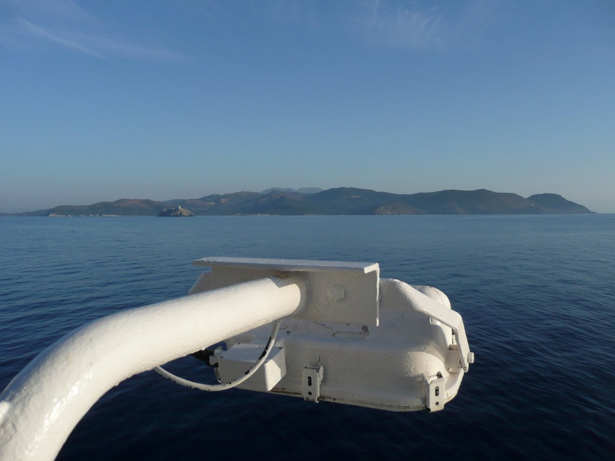 Mer d'huile &agrave; l'arriv&eacute;e au Cap Corse (&icirc;le de la Giraglia au tiers gauche de l'image) en ao&ucirc;t 2012 ; photo : Romain Roussel.