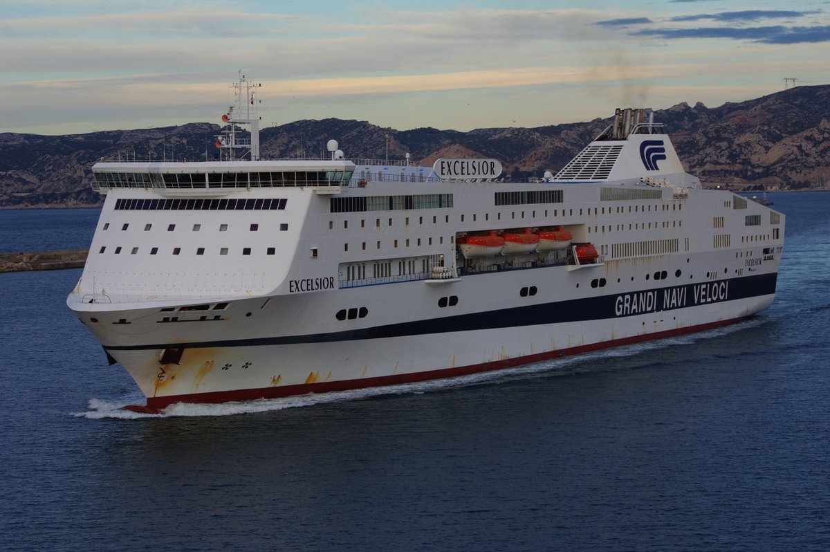 L'Excelsior, encore aux couleurs de Grandi Navi Veloci, lors de son entr&eacute;e dans le port de Marseille le 4 f&eacute;vrier 2013 en vue de son affr&egrave;tement par la SNCM ; photo : Alain Lepigeon.