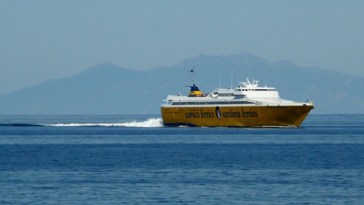 Le Corsica Express Seconda avec, en toile de fond, l'&icirc;le d'Elbe, en ao&ucirc;t 2010