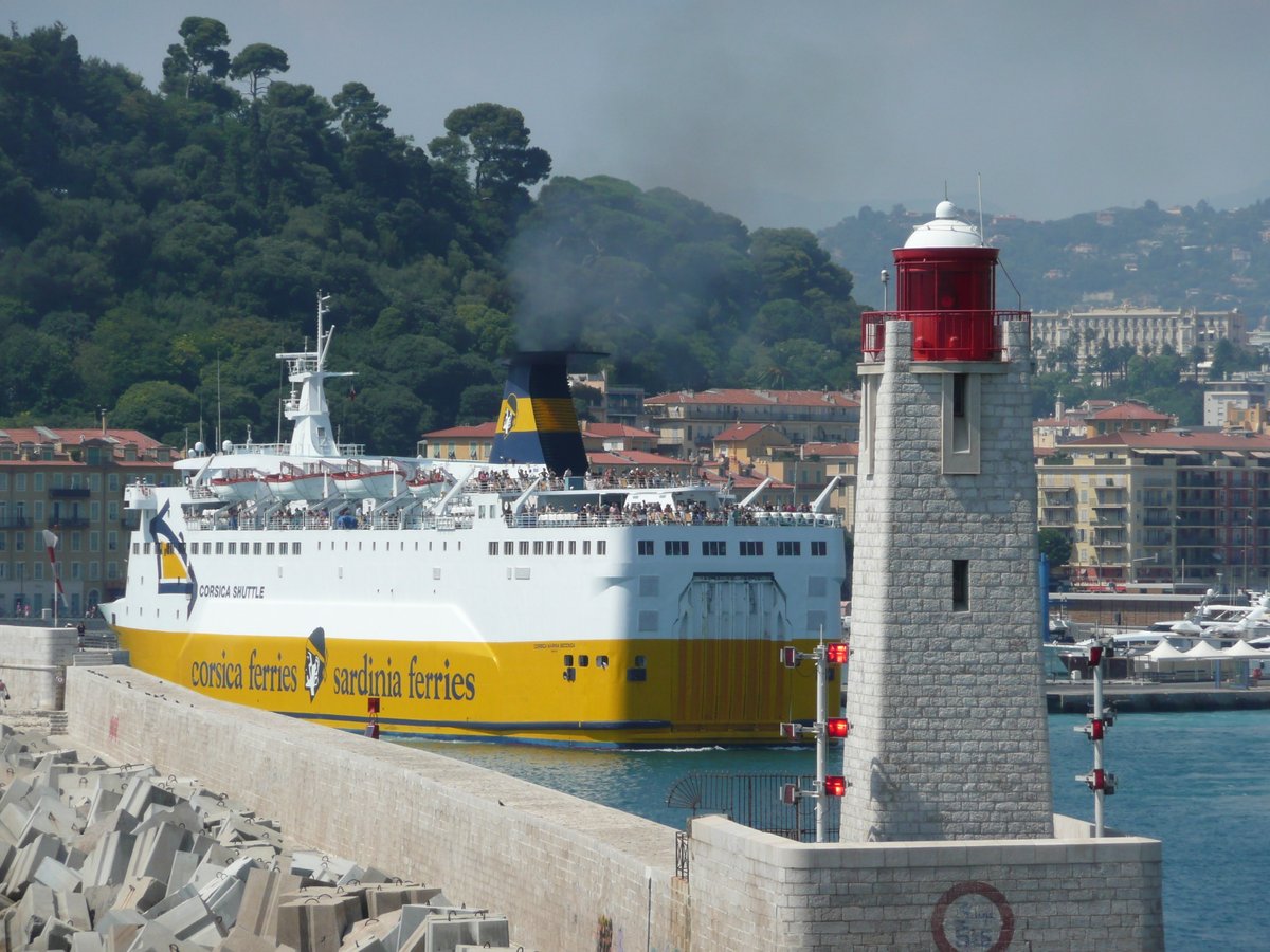 Le Corsica Marina Seconda &agrave; la manoeuvre &agrave; Nice, en ao&ucirc;t 2015 ; photo : Romain Roussel