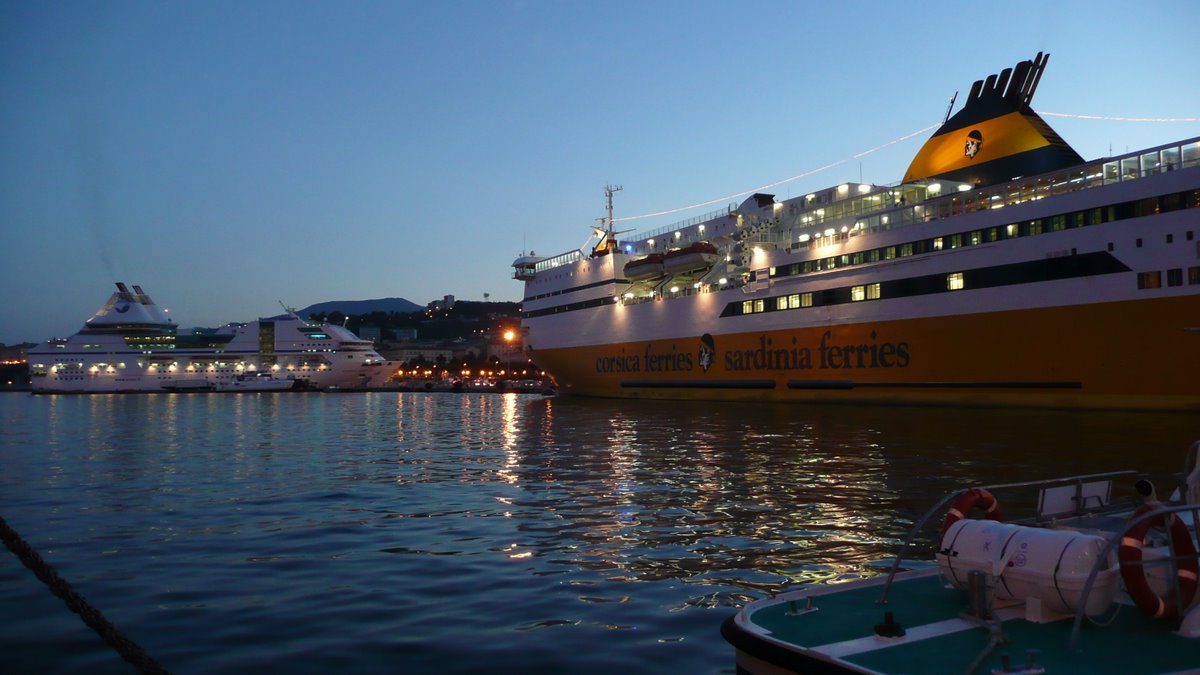 De gauche &agrave; droite, les Napol&eacute;on Bonaparte et Mega Express Four en partance de Bastia pour Marseille et Toulon, en travers&eacute;es de nuit