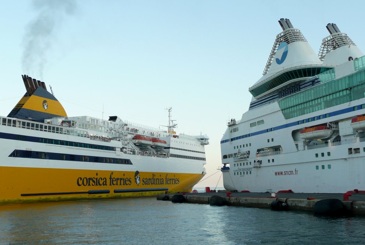 Le Mega Express Four de la Corsica Ferries longe le Napol&eacute;on Bonaparte de la SNCM &agrave; Bastia, en ao&ucirc;t 2009
