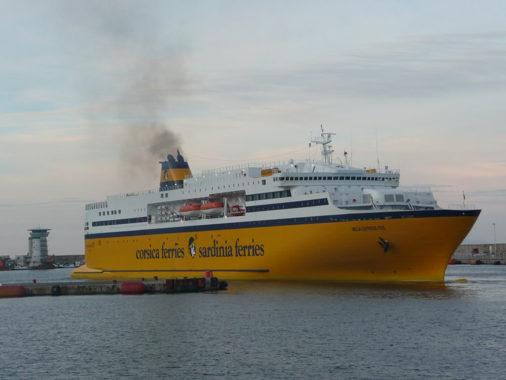 Le Mega Express Five, mis en service sur la Corse en avril 2009, qui s'appelait auparavant Phoenix Express