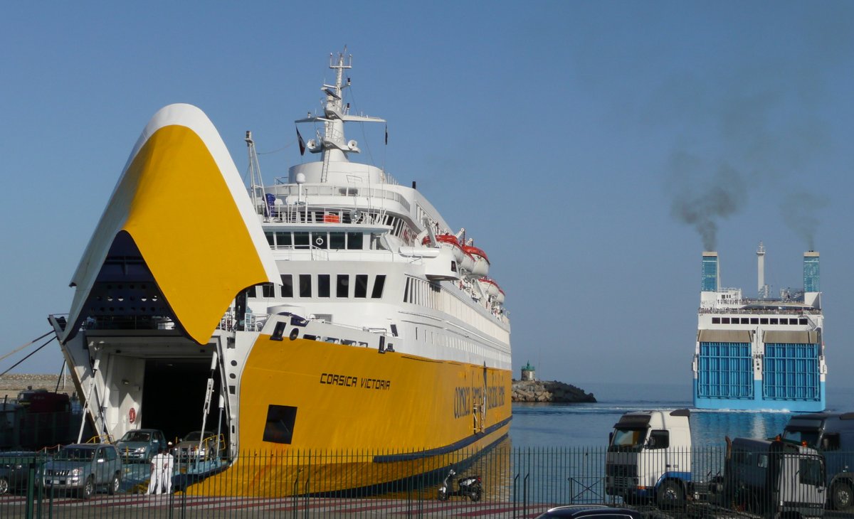 D&eacute;barquement du Corsica Victoria, en provenance de Livorno, et d&eacute;part du Piana pour Marseille (Bastia, ao&ucirc;t 2012) ; photo : Romain Roussel