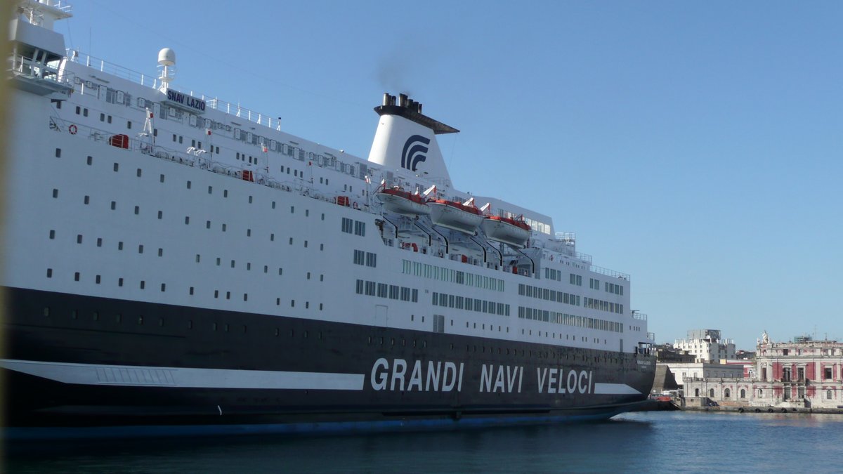 Le Snav Lazio de GNV-SNAV &agrave; quai &agrave; Napoli, en avril 2014