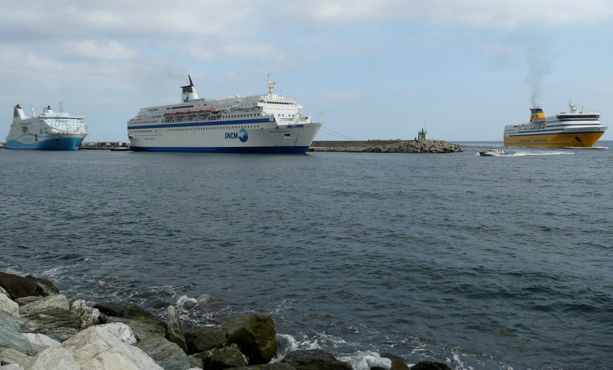 De gauche &agrave; droite, le Piana de la M&eacute;ridionale, le Danielle Casanova de la SNCM et le Mega Express Two de la Corsica Ferries arrivant &agrave; Bastia en octobre 2013 ; photo : Romain Roussel