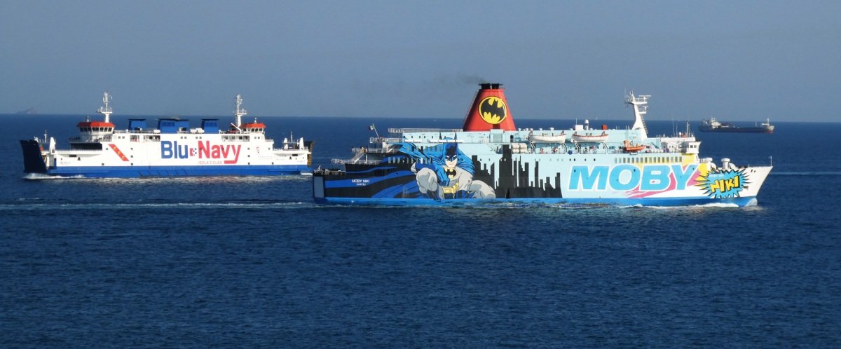 L'Acciarello de Blu Navy croise le Moby Niki de Moby Lines &agrave; la sortie du port de Piombino en ao&ucirc;t 2026 ; photo : Romain Roussel