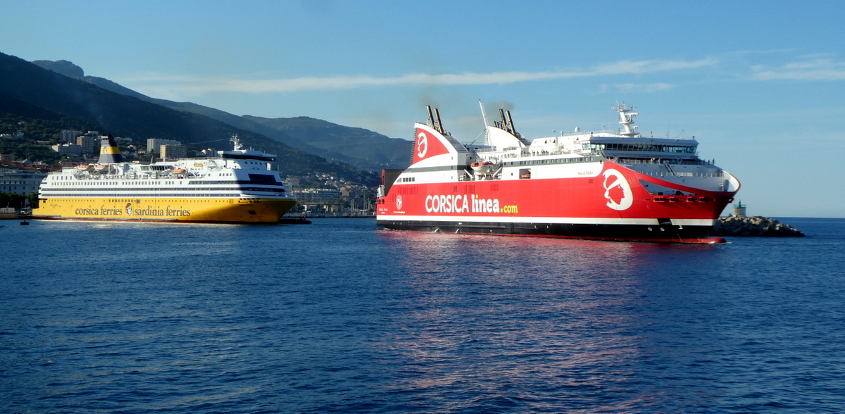 Le Mega Andrea de la Corsica Ferries &agrave; Bastia et le d&eacute;part du Pascal Paoli de la Corsica Linea, en mai 2021 ; photo : Romain Roussel