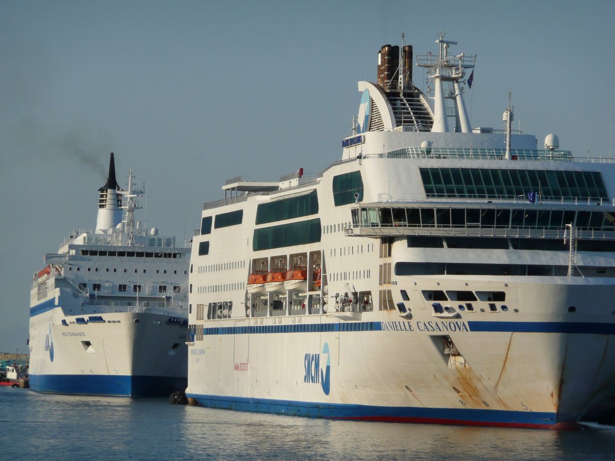 Les ferries M&eacute;diterran&eacute;e et Danielle Casanova de la SNCM &agrave; Bastia en ao&ucirc;t 2013 ; photo : Romain Roussel.