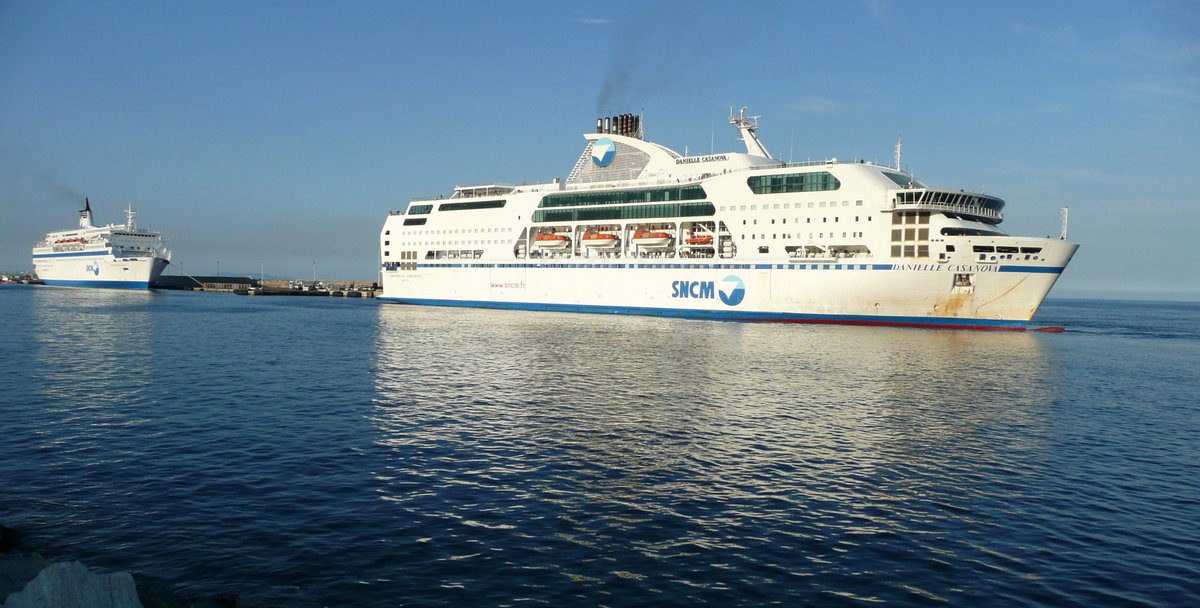 L'arriv&eacute;e du Danielle Casanova &agrave; Bastia en ao&ucirc;t 2013 et le M&eacute;diterran&eacute;e &agrave; quai ; photo : Romain Roussel