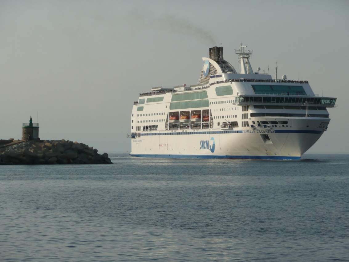 Le Danielle Casanova de la SNCM contournant la jet&eacute;e du port de Bastia