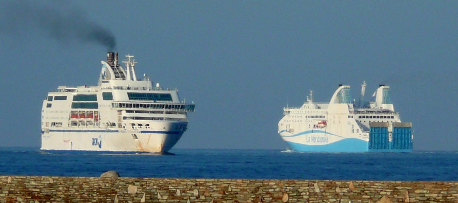 Le Danielle Casanova de la SNCM croisant le Piana de la M&eacute;ridionale &agrave; la sortie du port de Bastia, en ao&ucirc;t 2013 ; photo : Romain Roussel