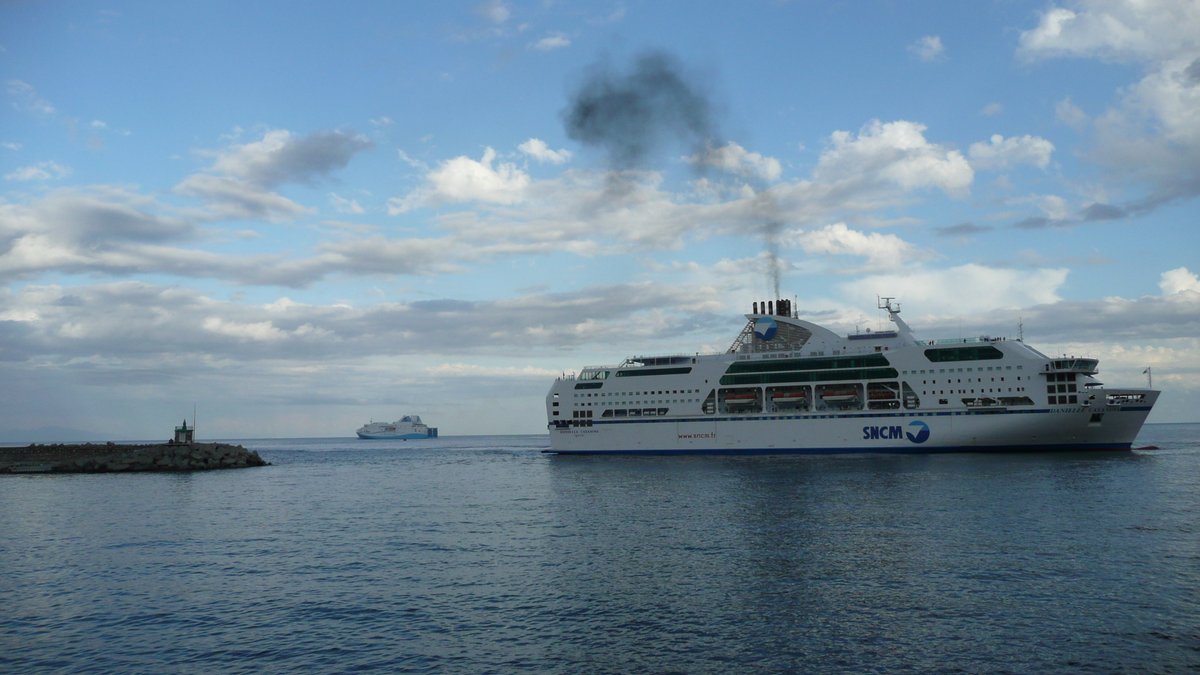 D&eacute;part du Piana et arriv&eacute;e du Danielle Casanova &agrave; Bastia, en ao&ucirc;t 2015 ; photo : Romain Roussel