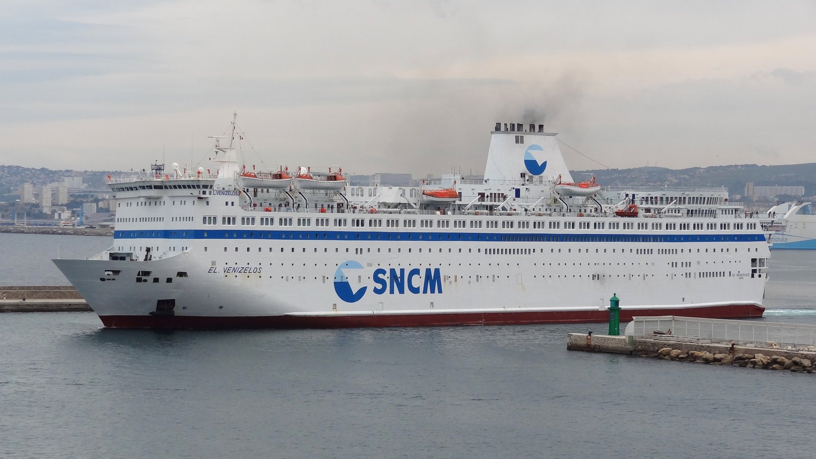 Le d&eacute;part de Marseille de l'El Venizelos, affr&eacute;t&eacute; par la SNCM pendant l'&eacute;t&eacute; 2013 ; photo : Jean-Pierre Fabre (juin 2013).