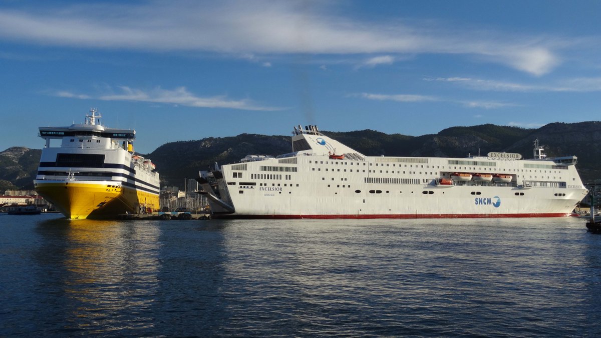 Le Mega Smeralda et l'Excelsior &agrave; quai &agrave; Toulon en ao&ucirc;t 2014 ; photo : Jean-Pierre Fabre.