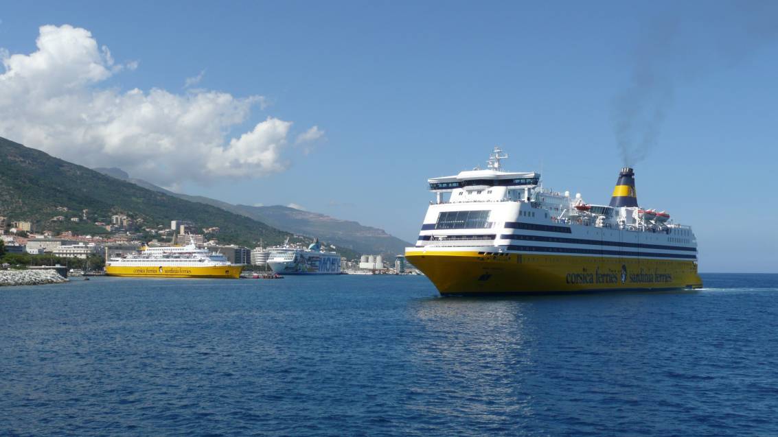 La noria des ferries &agrave; Bastia en 2008 : de gauche &agrave; droite, les Sardinia Regina, Moby Freedom (vendu d&eacute;but 2012 par la Moby) et Mega Smeralda ; photo : Romain Roussel.