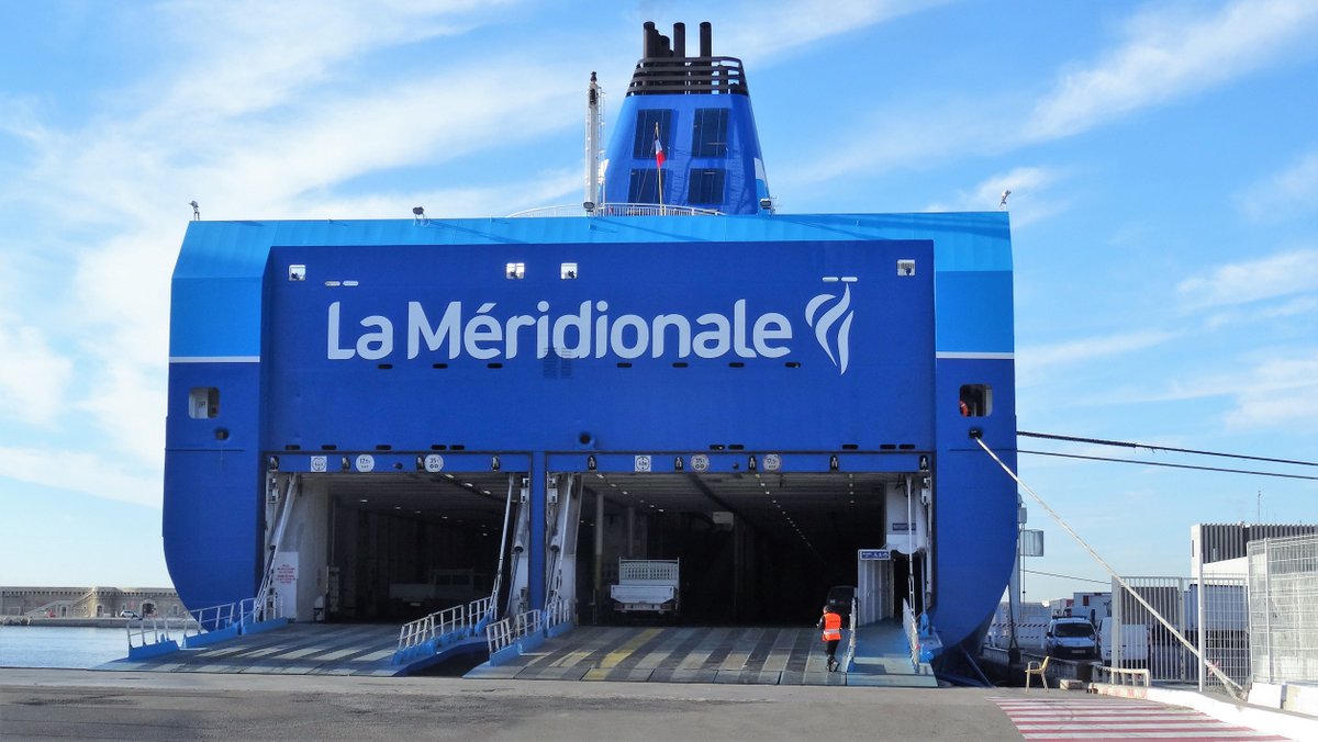 La poupe du Girolata dans ses nouvelles couleurs bleues, &agrave; Marseille en d&eacute;cembre 2016 ; photo : Jean-Pierre Fabre.