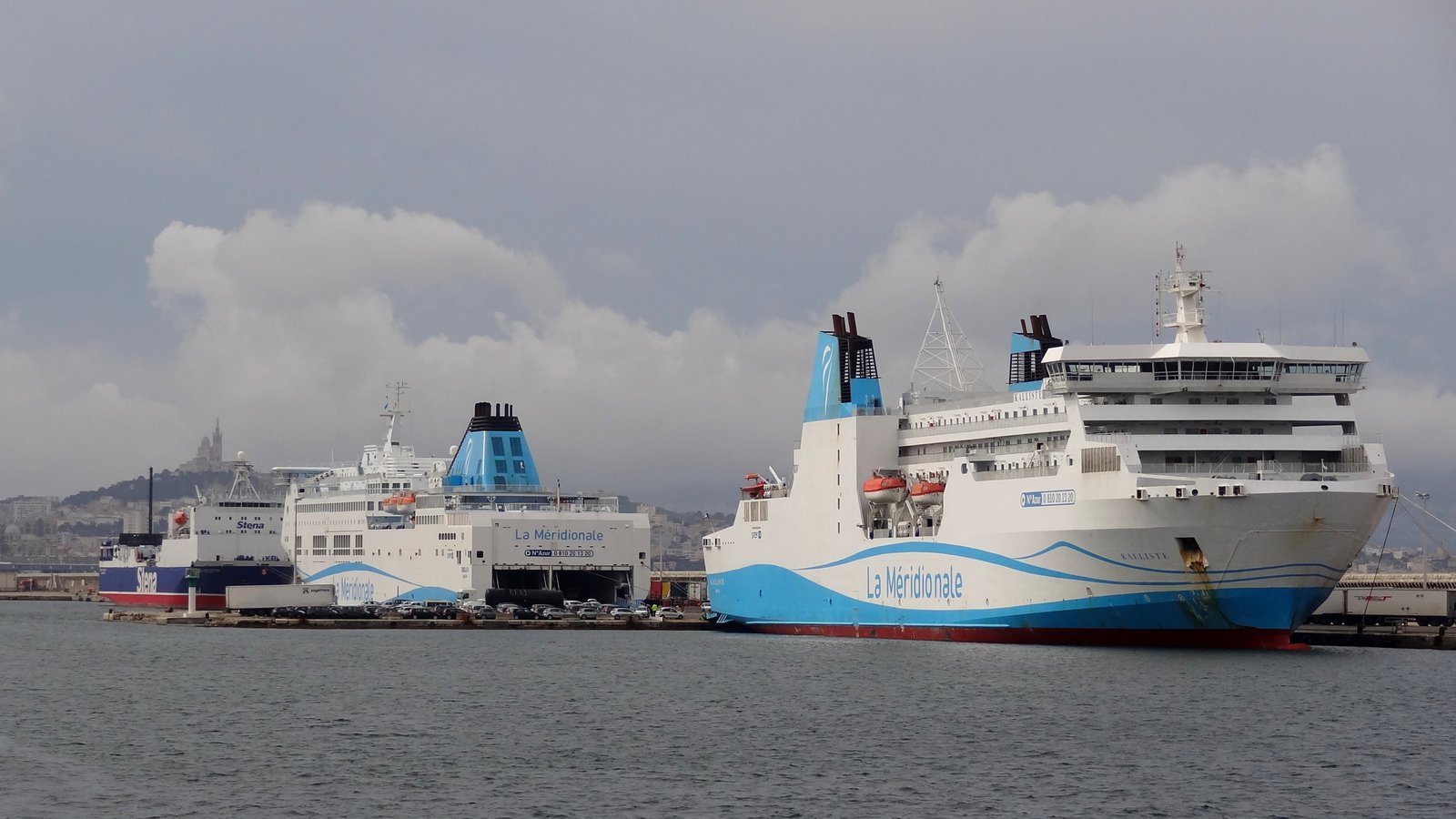 Le Girolata et le Kalliste &agrave; quai &agrave; Marseille en juin 2013 ; photo : Jean-Pierre Fabre.