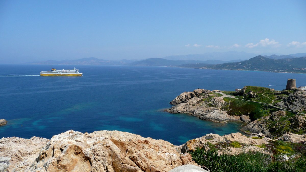 L'arriv&eacute;e du mega Express Four &agrave; l'Ile Rousse en avril 2010. Le navire y partira charg&eacute; des v&eacute;hicules et camions du Tour le 1er juillet au soir ; photo : Romain Roussel.