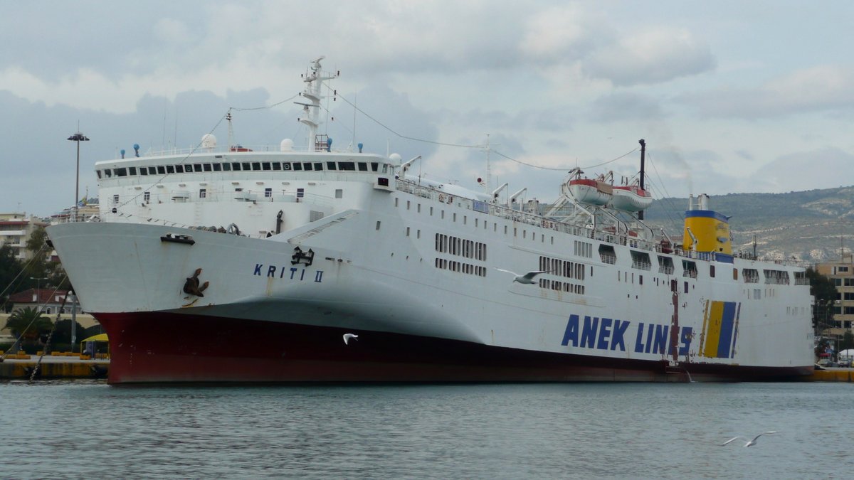 Le Kriti II, navire jumeau du Kriti I qui desservira les lignes sardes pendant l'&eacute;t&eacute; 2013, au port du Pir&eacute;e en f&eacute;vrier 2011 ; photo : Romain Roussel.