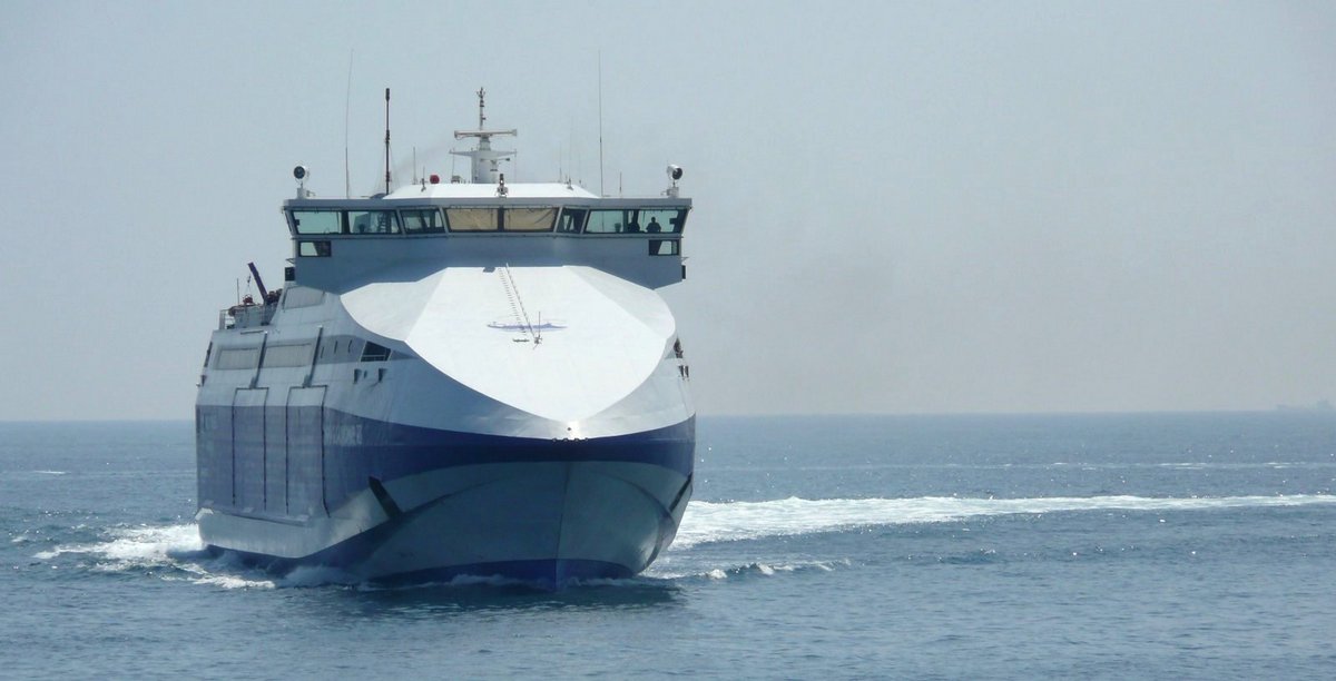 L'arriv&eacute;e du NGV Liamone II &agrave; Bastia en provenance de Nice, en avril 2010 ; photo : Romain Roussel