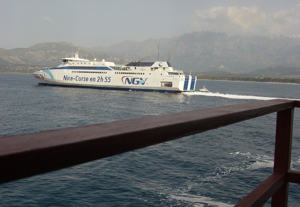 Le d&eacute;part du NGV Liamone de la SNCM (actuel Taimin Star de la compagnie ta&iuml;wanaise Strait Express), vu depuis la jet&eacute;e du port de Calvi, en avril 2007 ; photo : Romain Roussel.