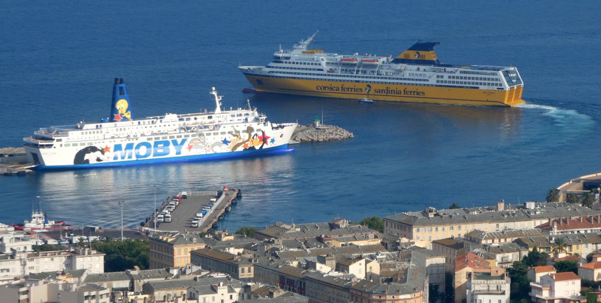 Moby Corse et d&eacute;part du Mega Express de la Corsica Ferries (Bastia, ao&ucirc;t 2019 ; photo : Romain Roussel)