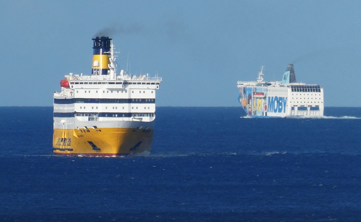Le Mega Serena croise le Moby Wonder au large du port de Bastia en ao&ucirc;t 2026 ; photo : Romain Roussel