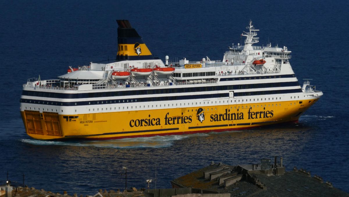 L'arriv&eacute;e &agrave; Bastia du Mega Victoria de la Corsica Ferries, vue des hauteurs de la ville, en ao&ucirc;t 2025 ; photo : Romain Roussel.