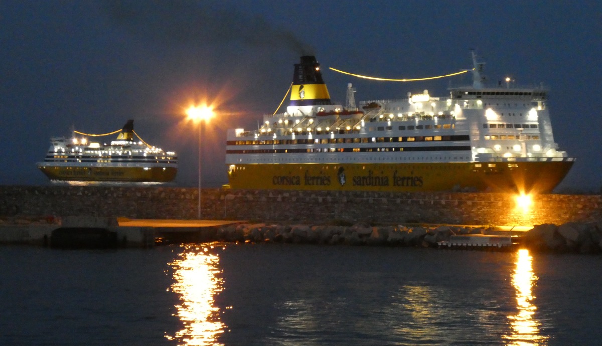 Le Mega Victoria croise le Mega Regina de nuit &agrave; la sortie du port de Bastia, en ao&ucirc;t 2024 ; photo : Romain Roussel
