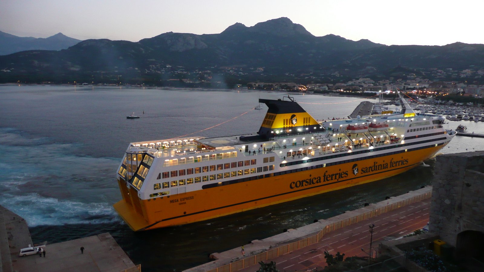 L'arriv&eacute;e du Mega Express &agrave; Calvi, en octobre 2013 ; photo : Romain Roussel