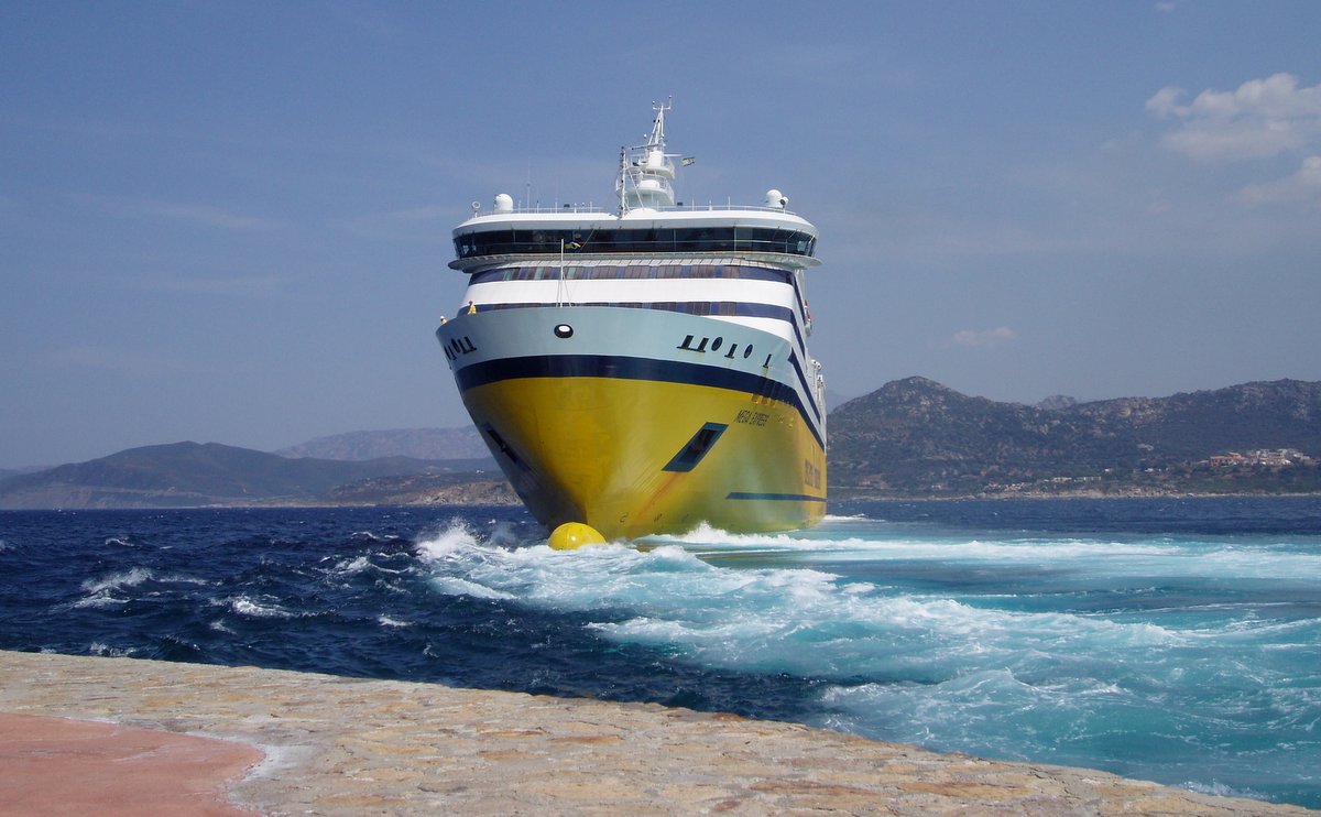 La manoeuvre de d&eacute;part du port de l'Ile Rousse du Mega Express un jour de vent en juillet 2007 ; photo : Michel R. Esser.